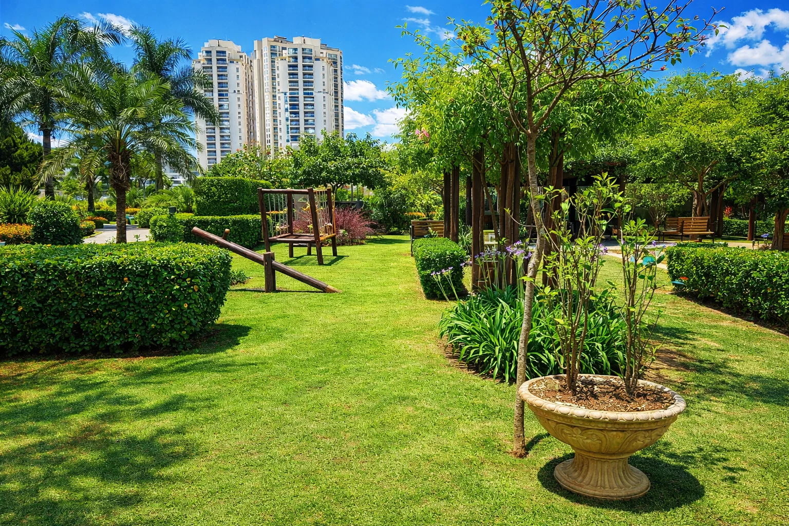 Jardim de condomínio com área de lazer